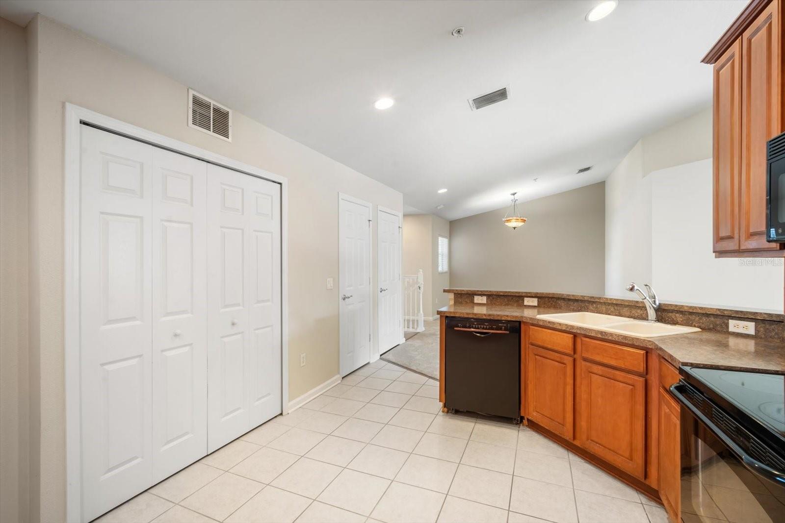 Image 16 of 32 For 2028 Kings Palace Drive 202