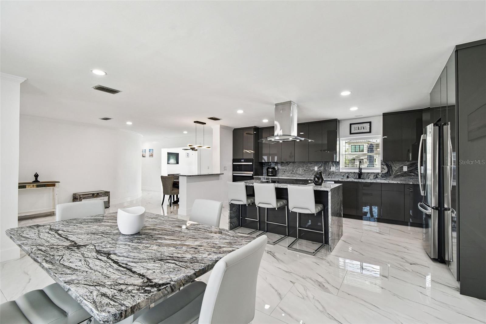Listing photo id 10 for 8708 Thornwood Lane