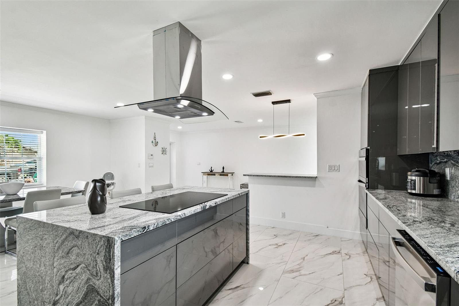 Listing photo id 11 for 8708 Thornwood Lane
