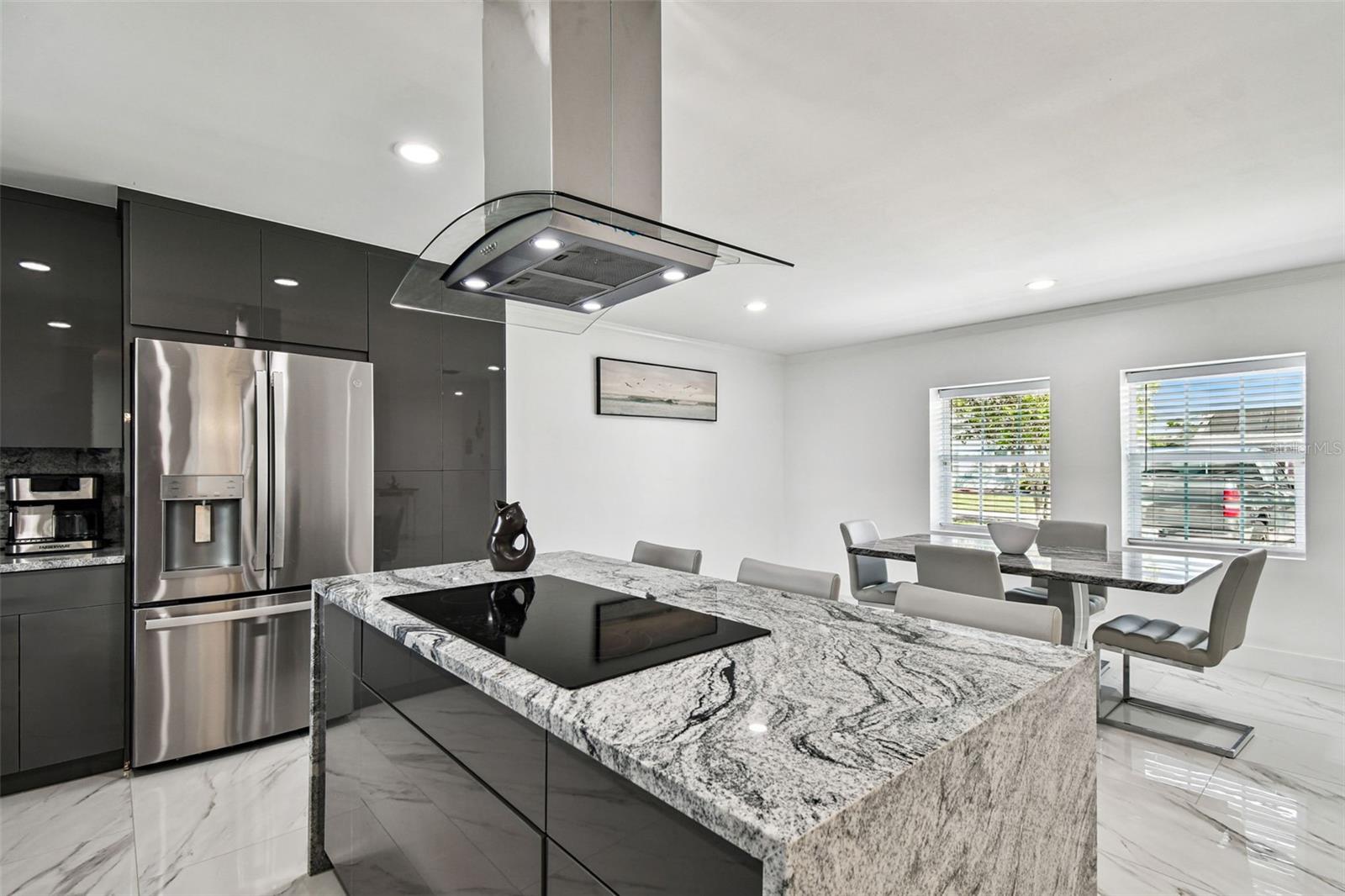 Listing photo id 12 for 8708 Thornwood Lane