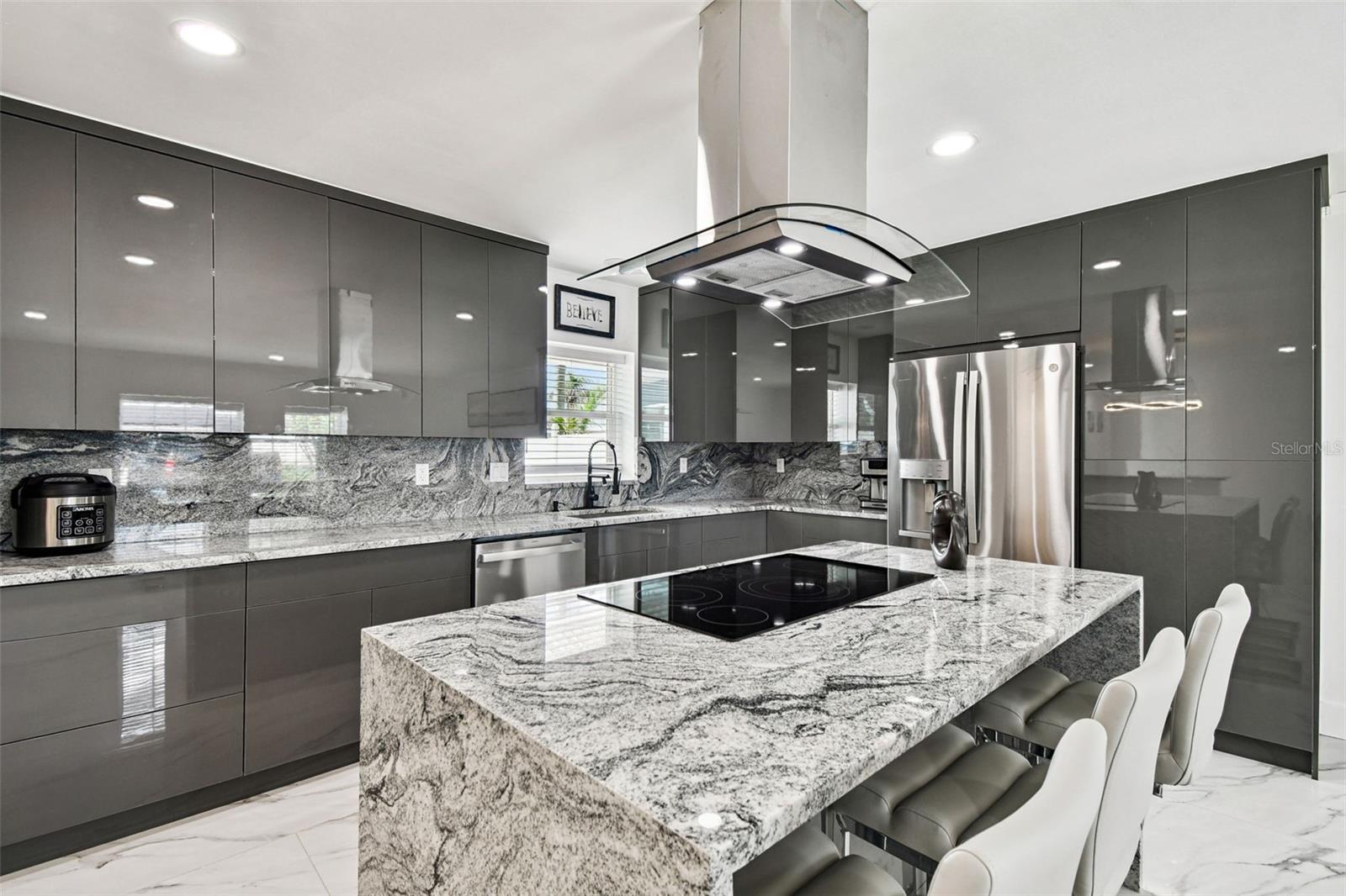 Listing photo id 13 for 8708 Thornwood Lane