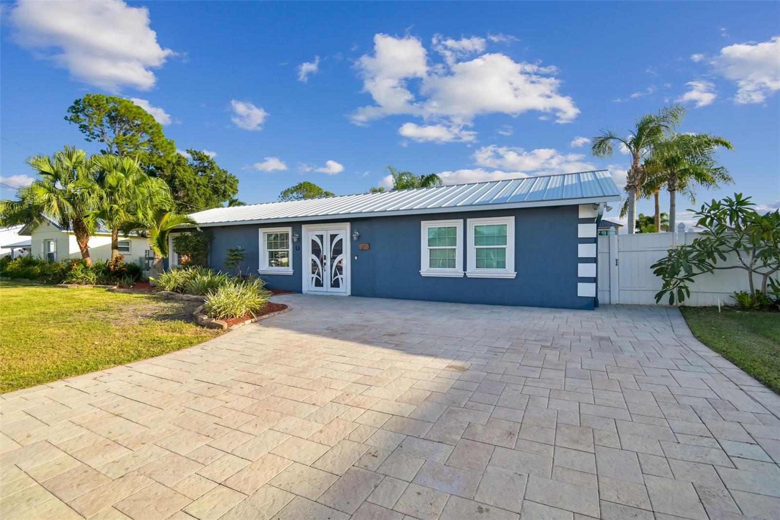 Listing photo id 0 for 8708 Thornwood Lane