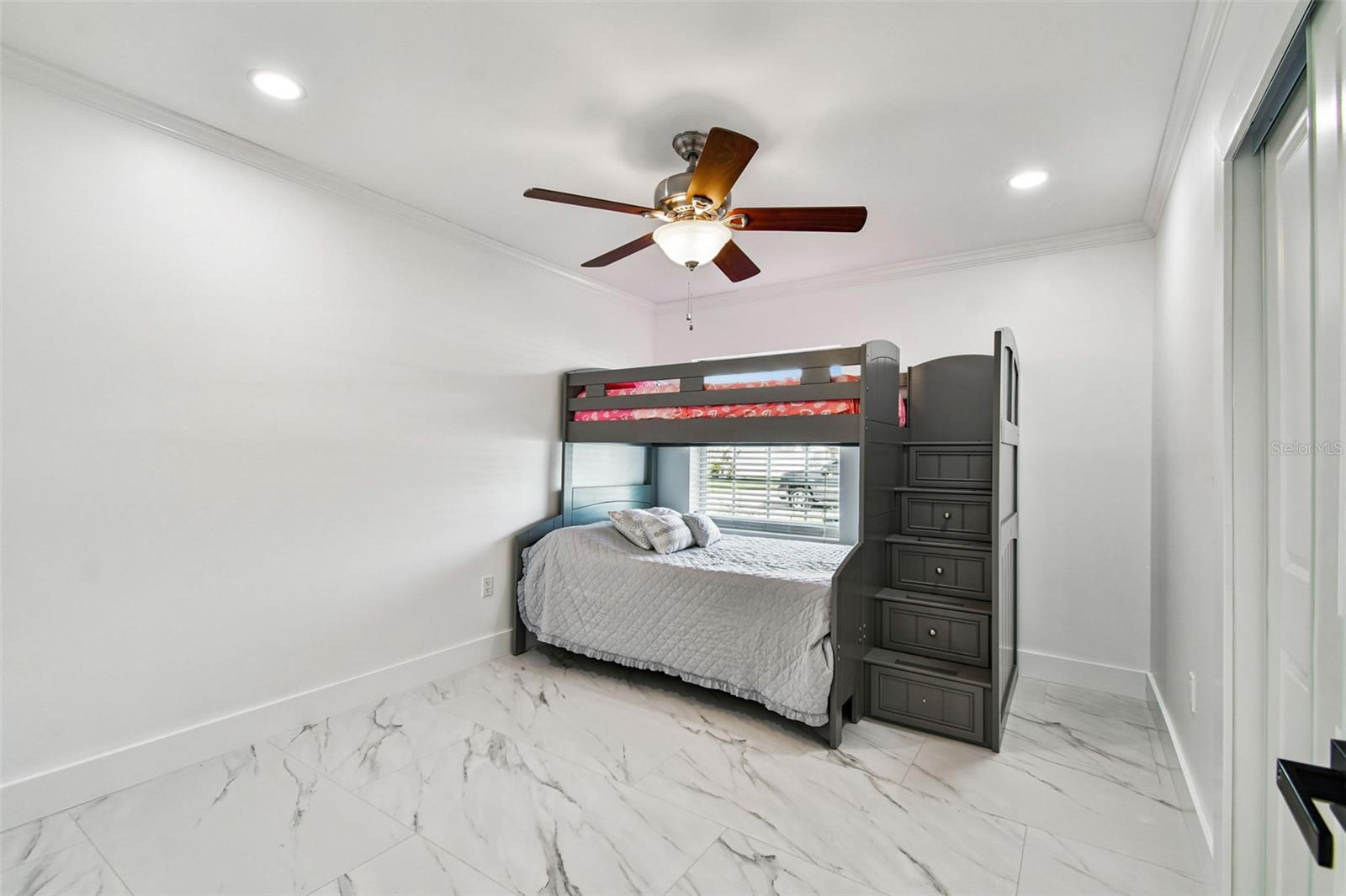 Listing photo id 32 for 8708 Thornwood Lane