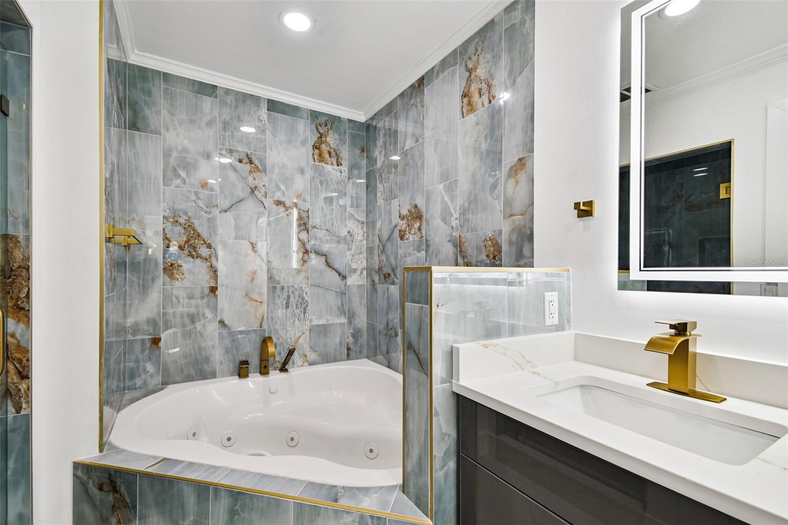 Listing photo id 37 for 8708 Thornwood Lane