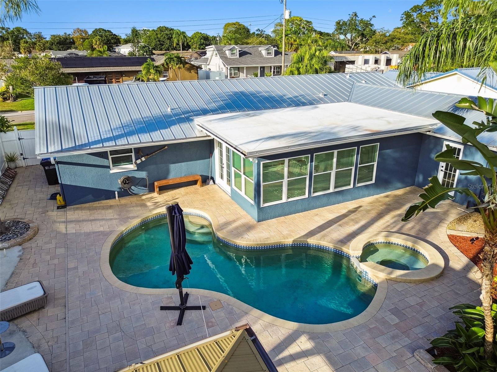 Listing photo id 2 for 8708 Thornwood Lane