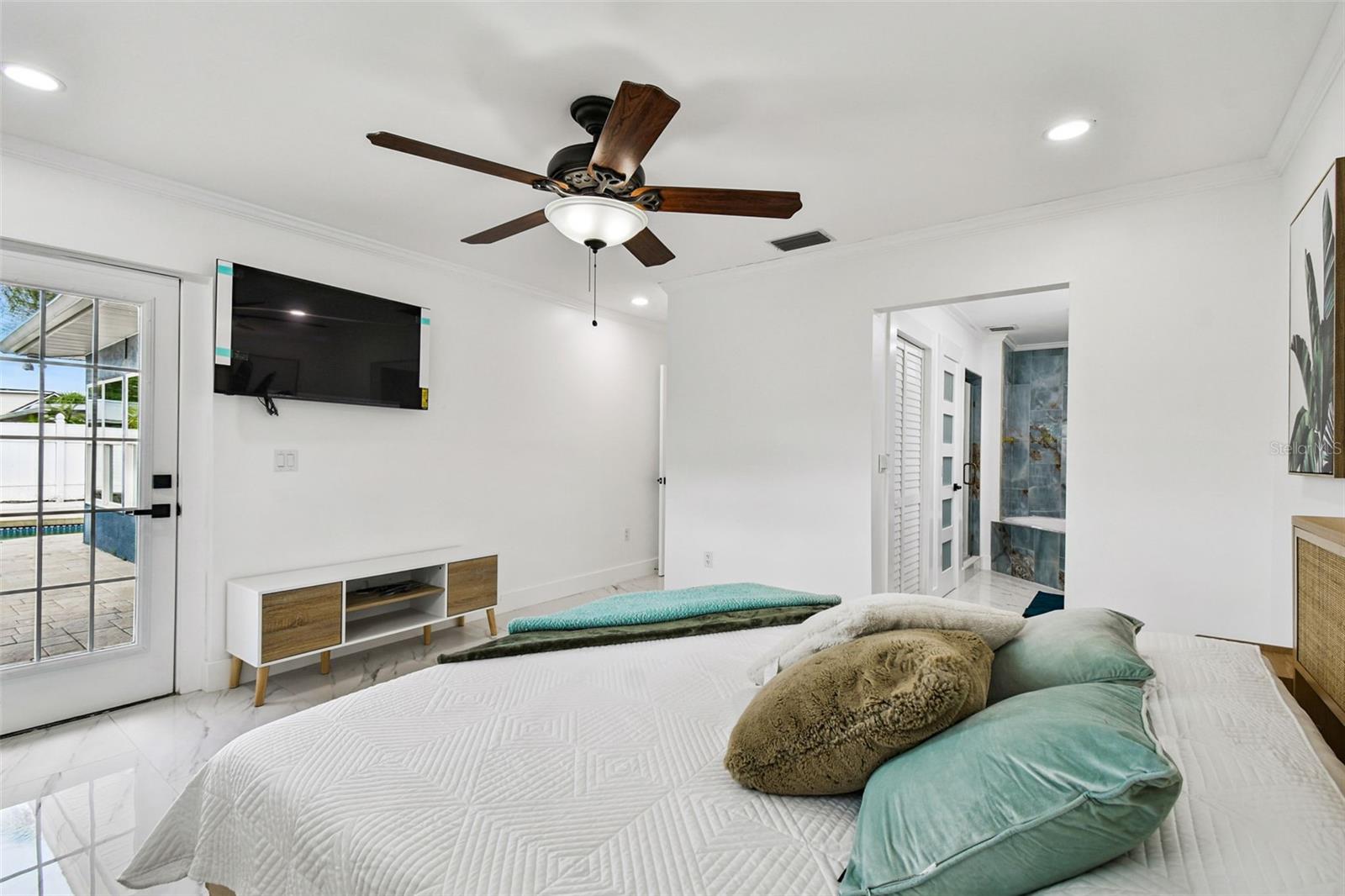 Listing photo id 38 for 8708 Thornwood Lane
