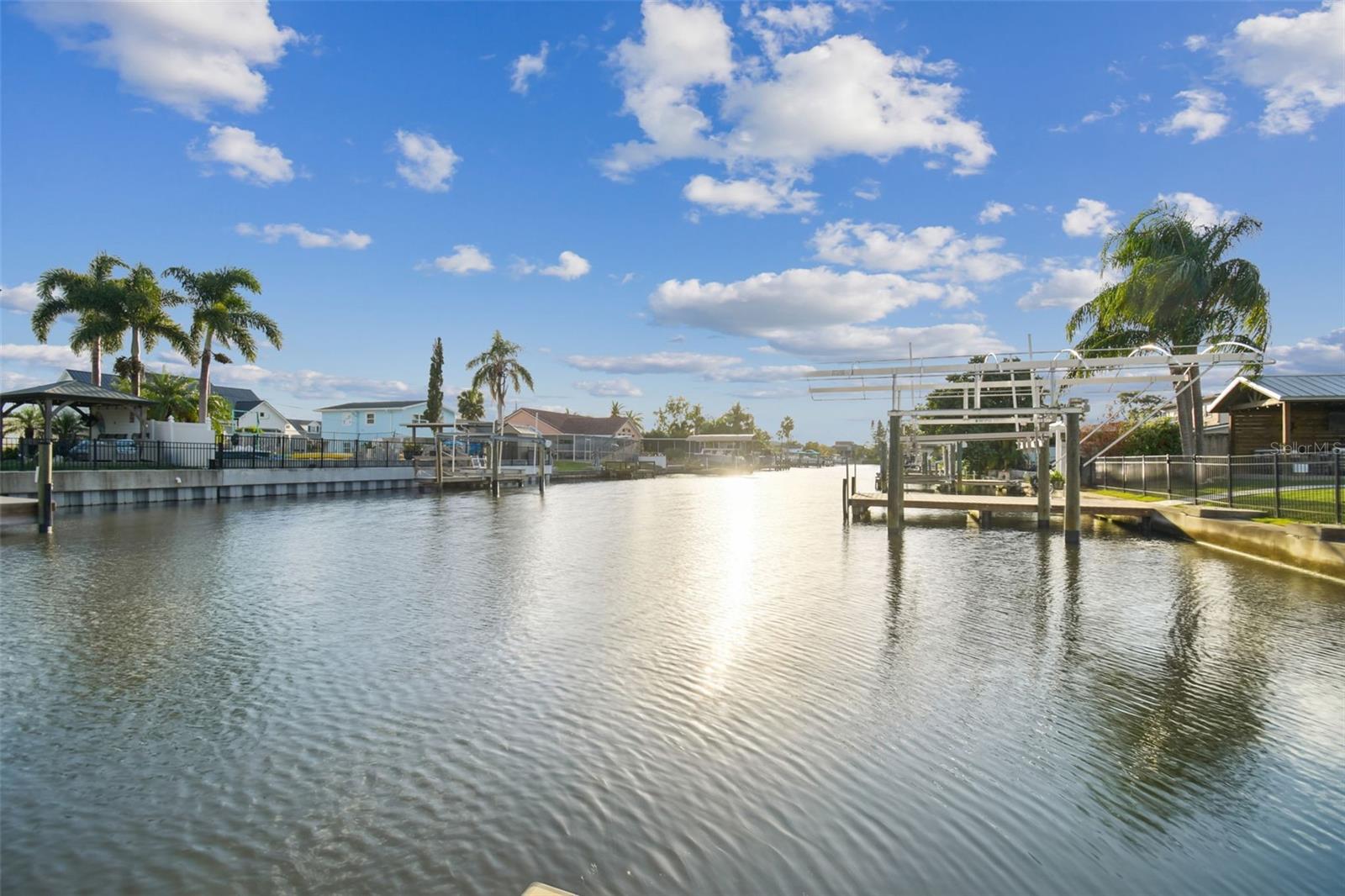 Listing photo id 4 for 8708 Thornwood Lane
