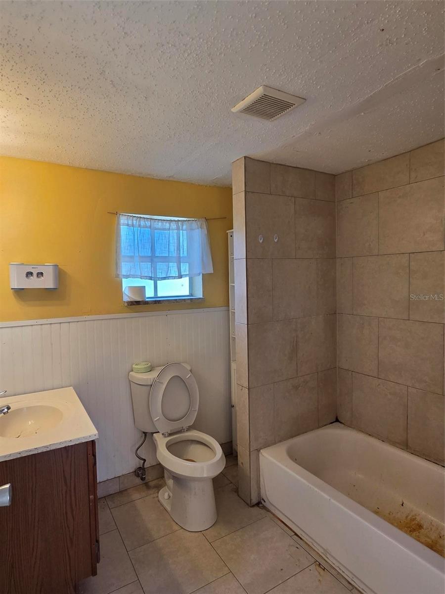 Listing photo id 8 for 1527 Clinton Street