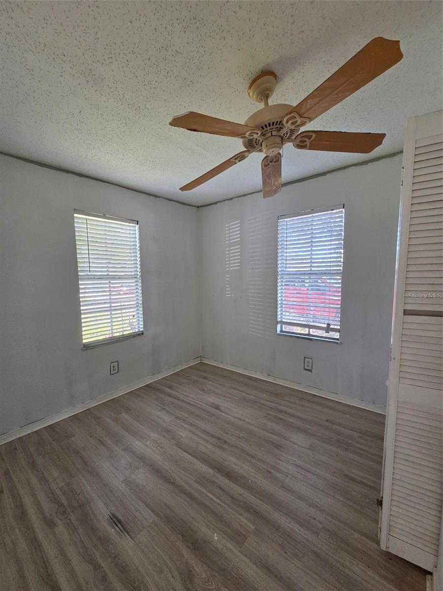 Listing photo id 9 for 1527 Clinton Street