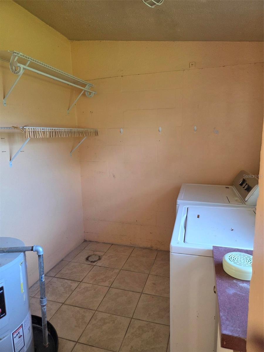 Listing photo id 11 for 1527 Clinton Street
