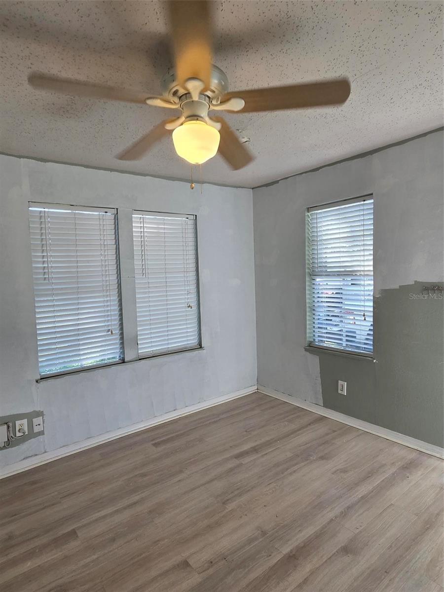 Listing photo id 1 for 1527 Clinton Street