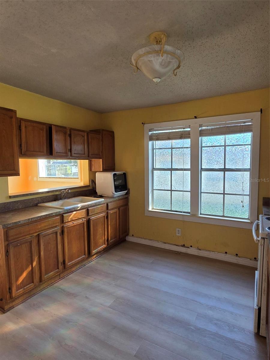 Listing photo id 3 for 1527 Clinton Street