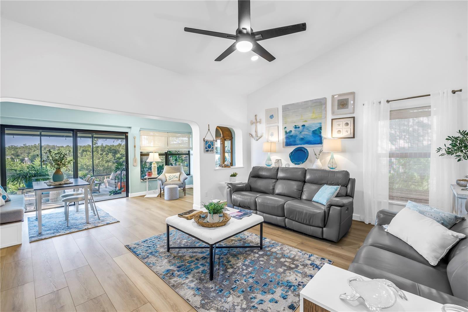 Image 11 of 33 For 956 San Carlos Court Ne