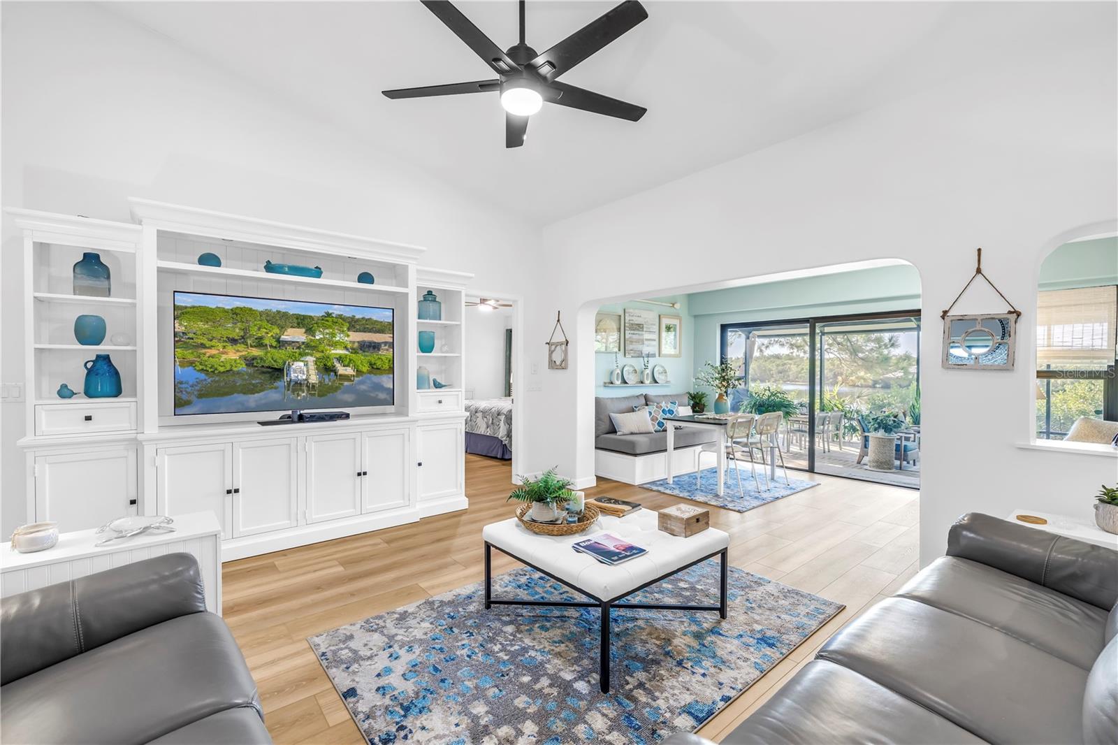 Image 12 of 33 For 956 San Carlos Court Ne