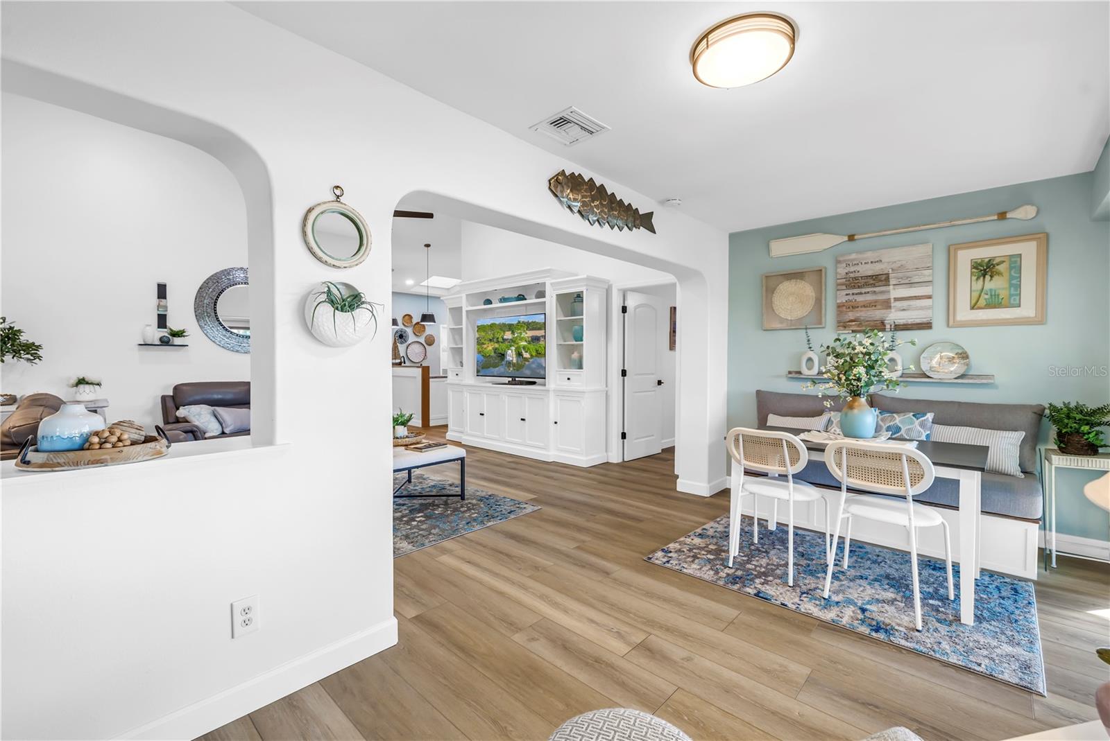 Image 14 of 33 For 956 San Carlos Court Ne