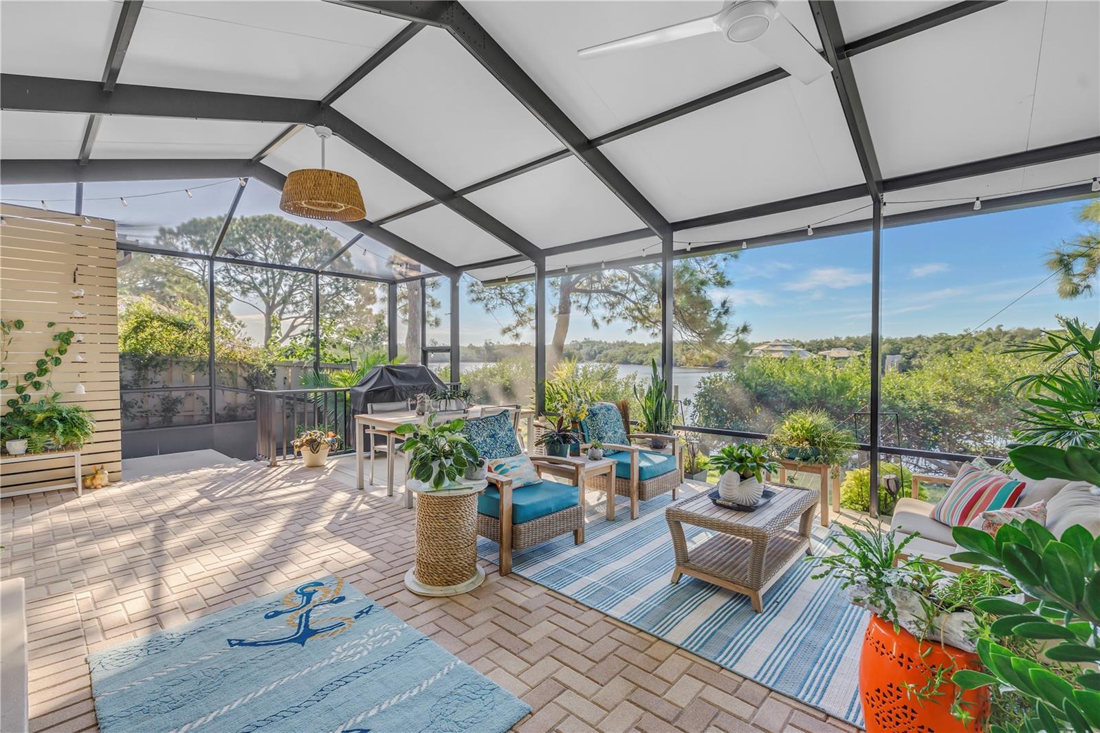 Image 15 of 33 For 956 San Carlos Court Ne