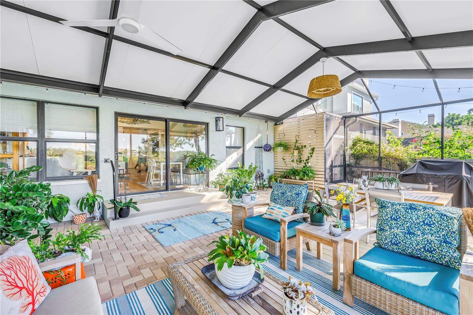 Image 16 of 33 For 956 San Carlos Court Ne