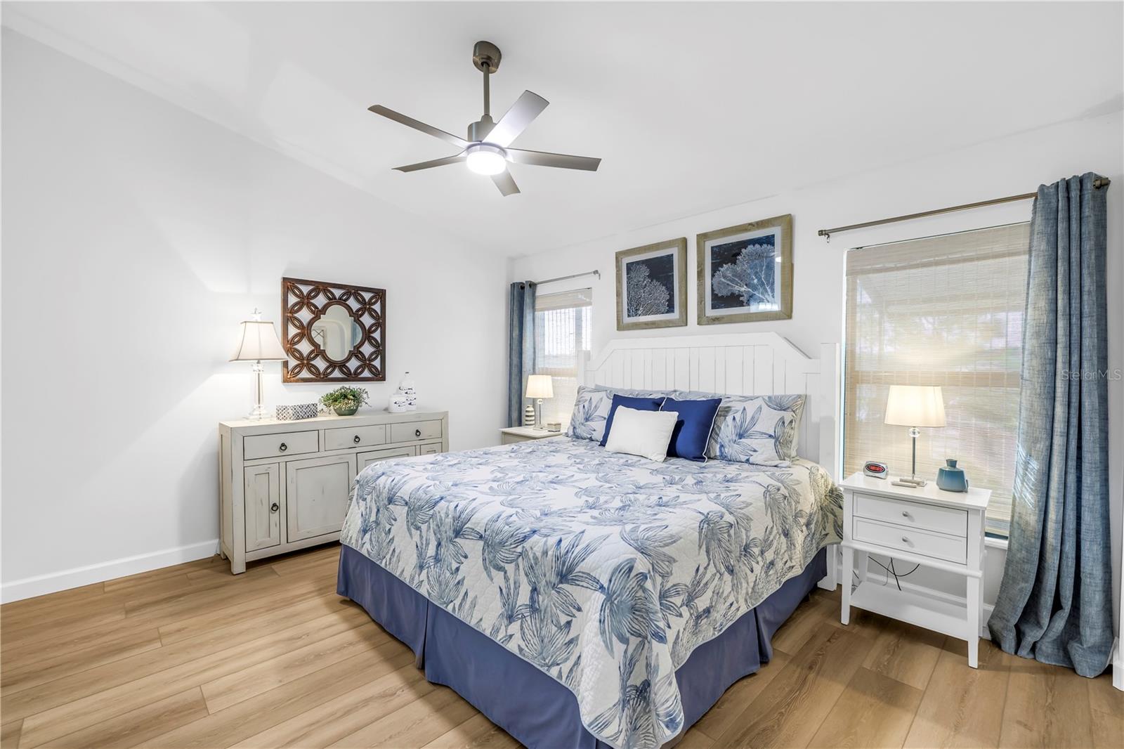 Image 21 of 33 For 956 San Carlos Court Ne