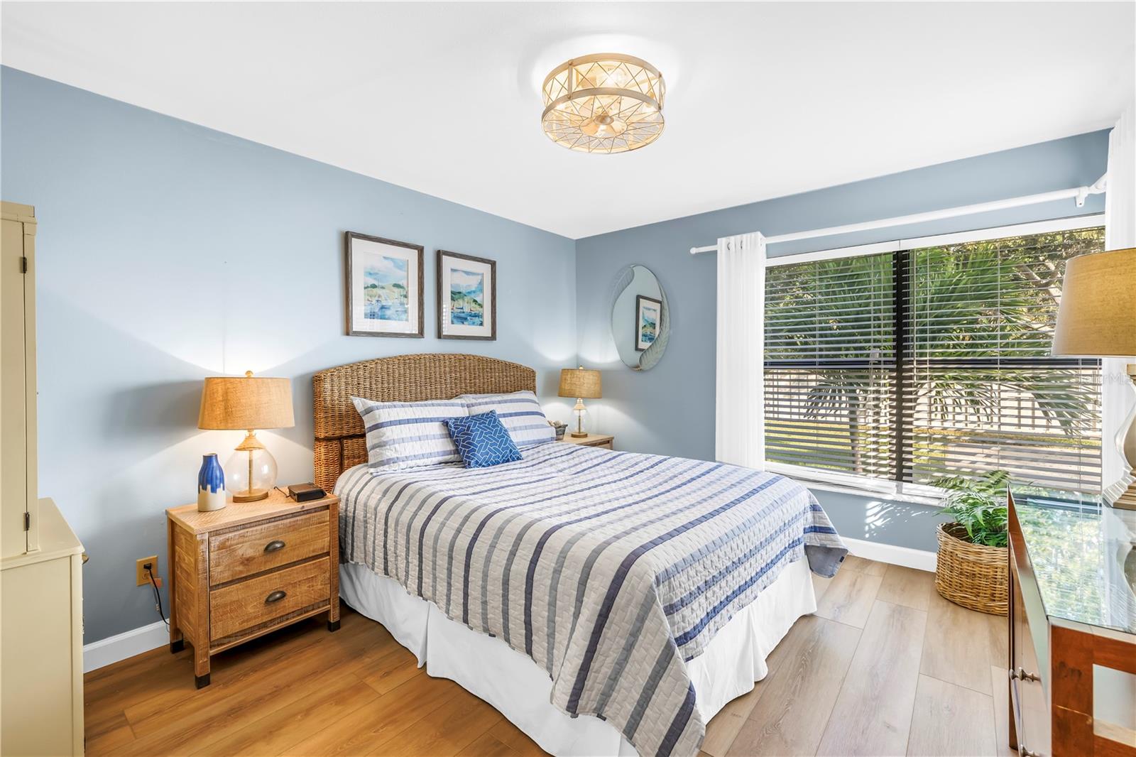 Image 24 of 33 For 956 San Carlos Court Ne