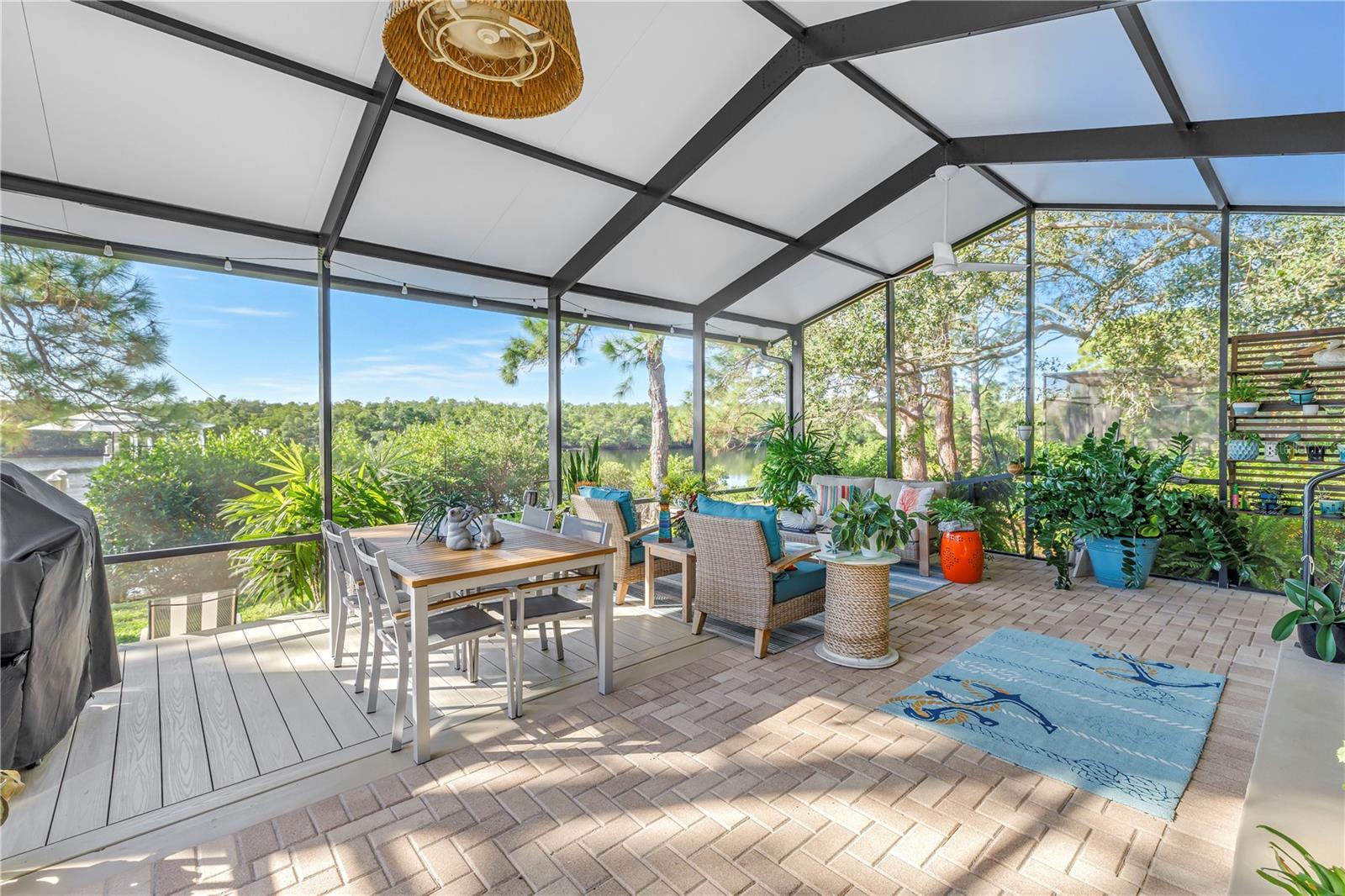 Image 7 of 33 For 956 San Carlos Court Ne