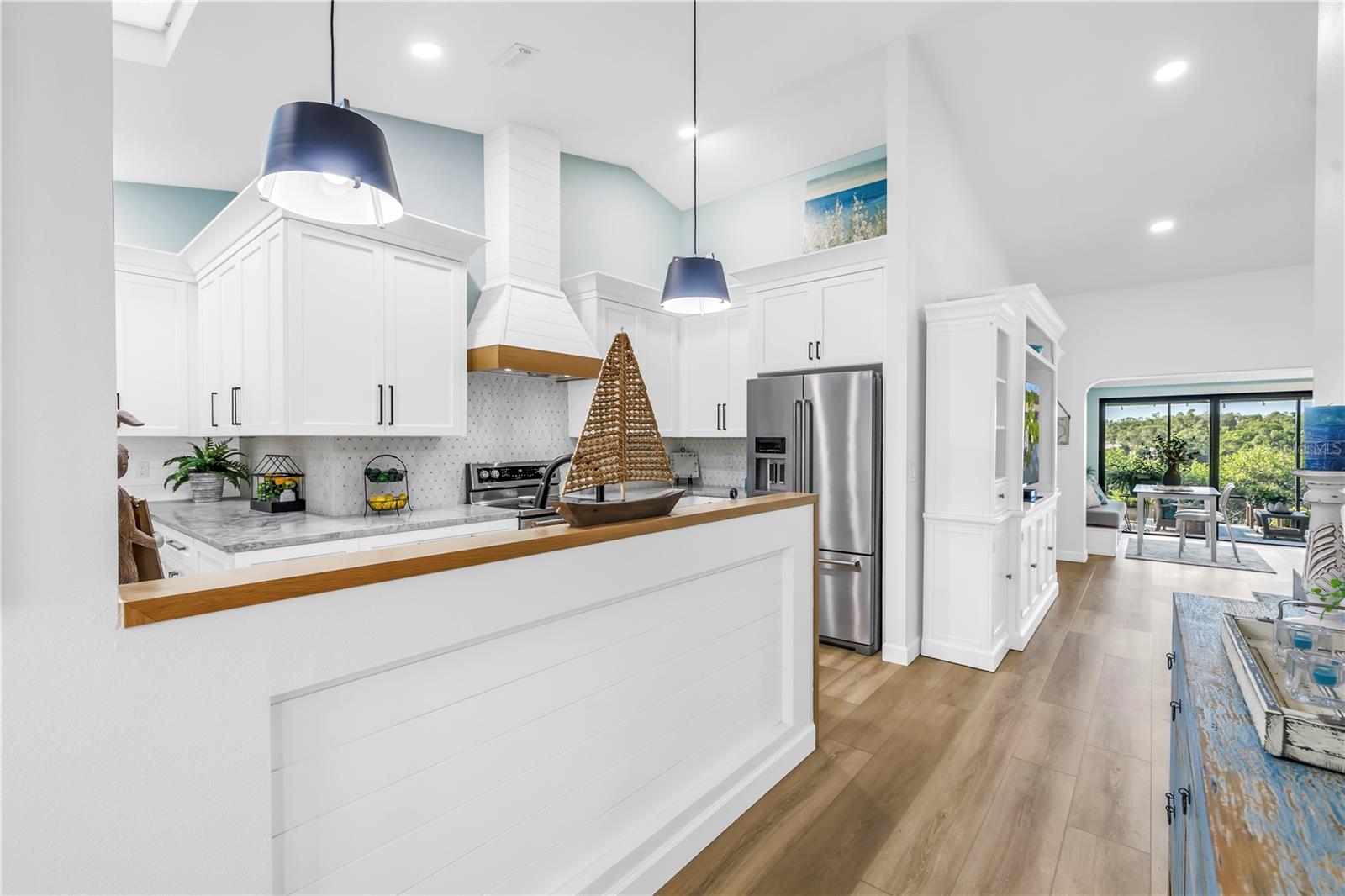 Image 8 of 33 For 956 San Carlos Court Ne