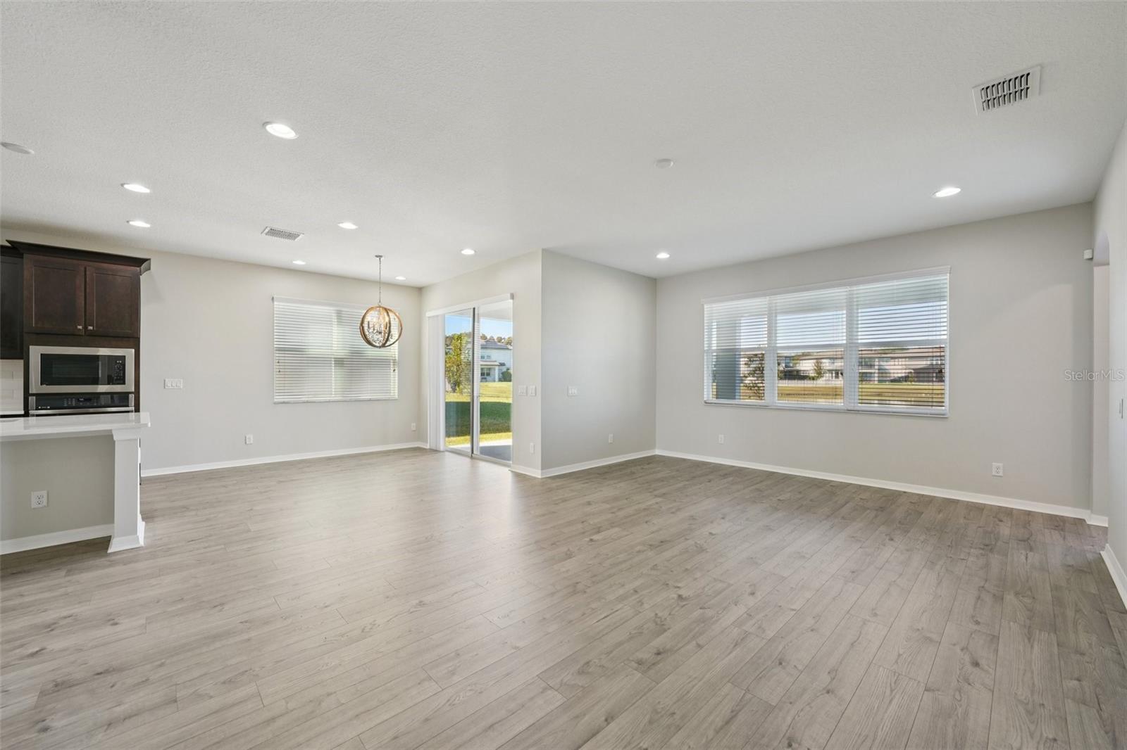 Listing photo id 11 for 11110 Sundrift Drive