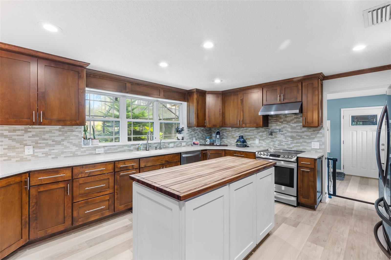 Image 4 of 59 For 28042 Lindenhurst Drive