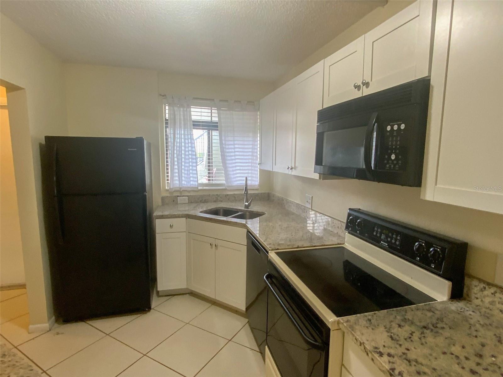 Image 4 of 39 For 2002 Blue Hawk Court 1714