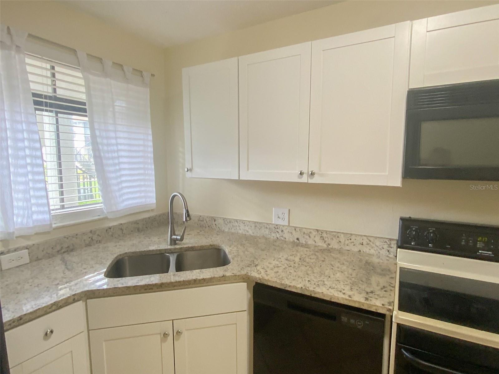 Image 5 of 39 For 2002 Blue Hawk Court 1714