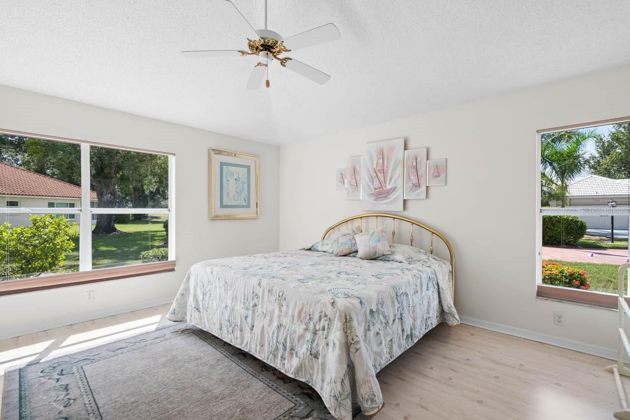 Image 16 of 50 For 930 Kings Boulevard 930