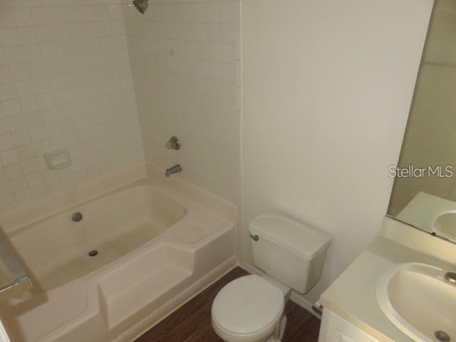 Image 9 of 18 For 4115 Chatham Oak Court 211