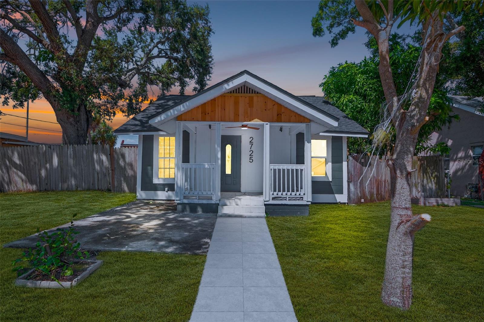 Image 2 of 40 For 2725 14th Avenue S