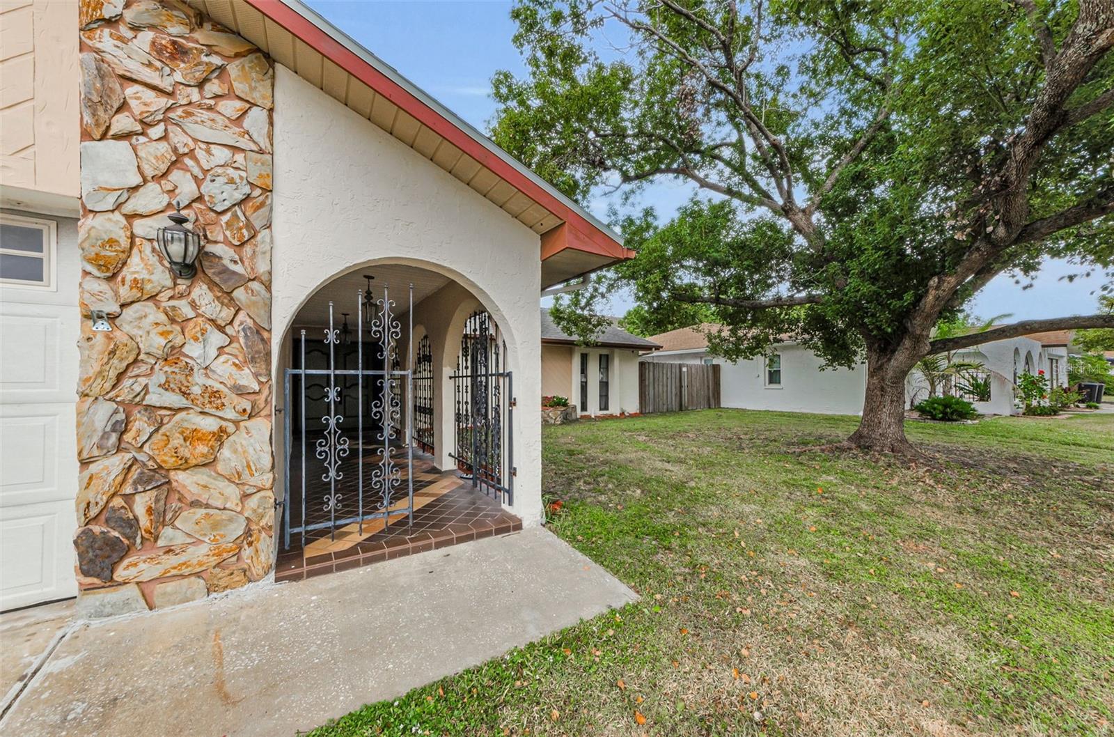 Image 4 of 61 For 8329 Broken Willow Lane