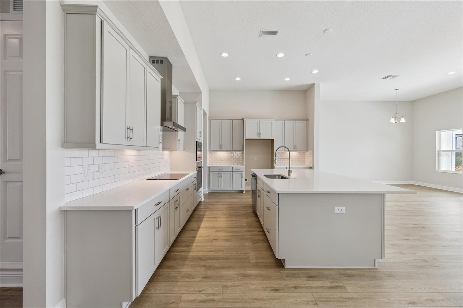 Listing photo id 9 for 10303 Surrey Rose Drive