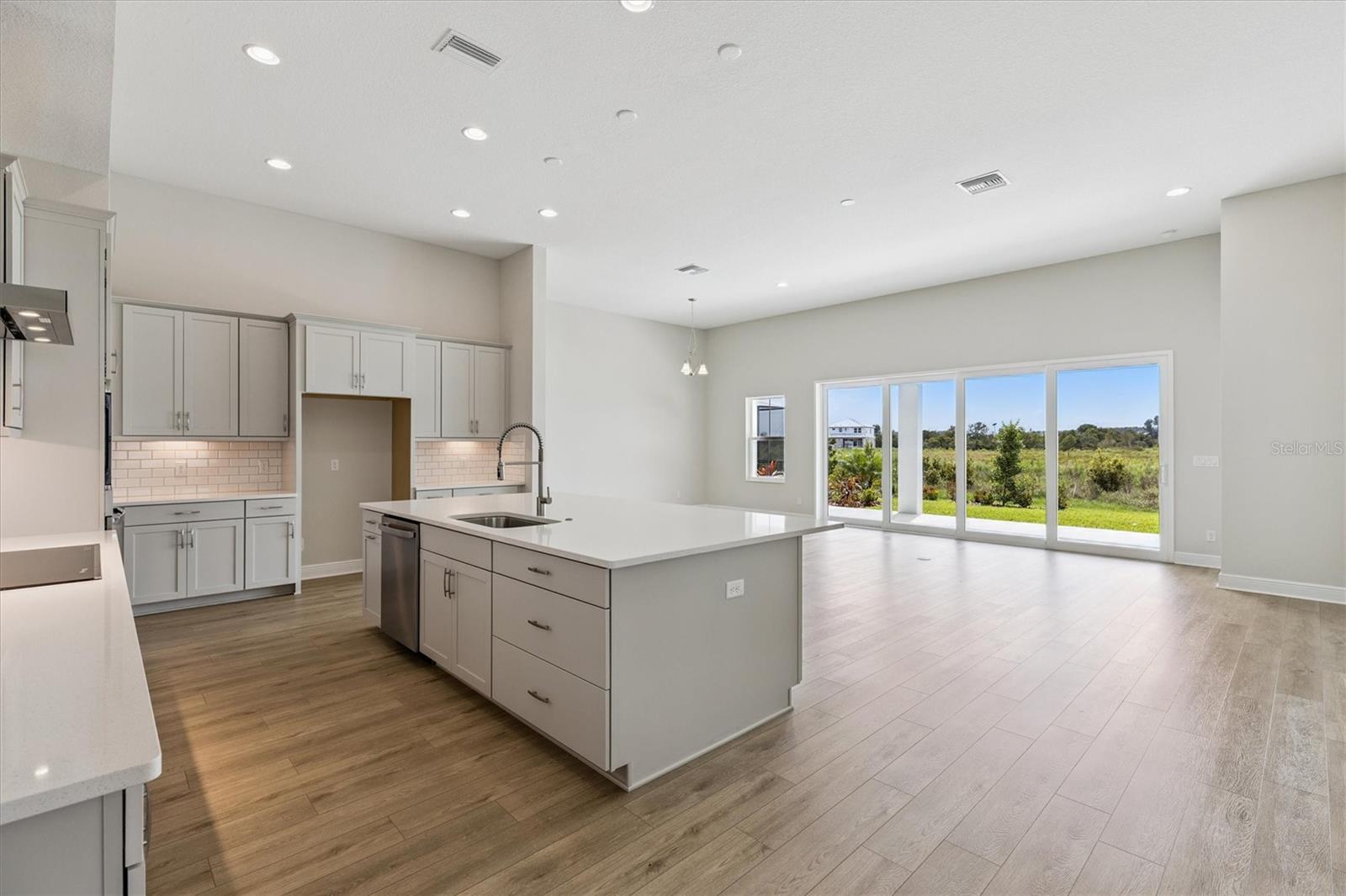 Listing photo id 11 for 10303 Surrey Rose Drive