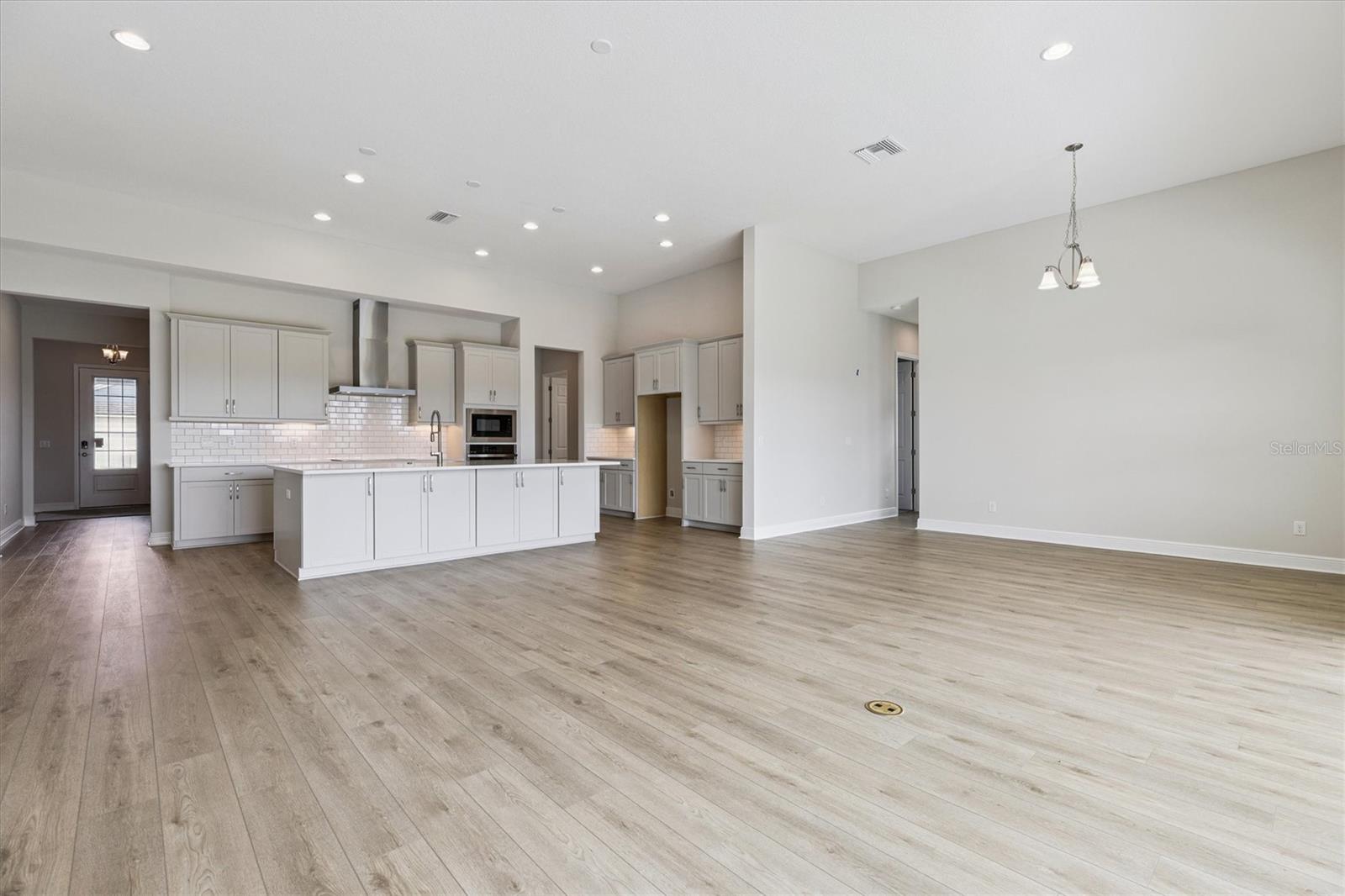 Listing photo id 12 for 10303 Surrey Rose Drive