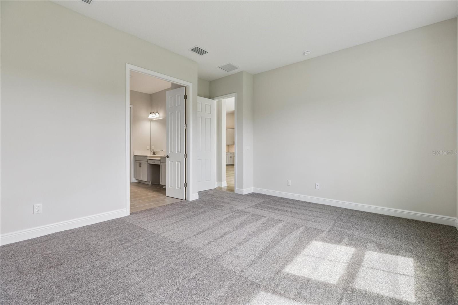 Listing photo id 3 for 10303 Surrey Rose Drive