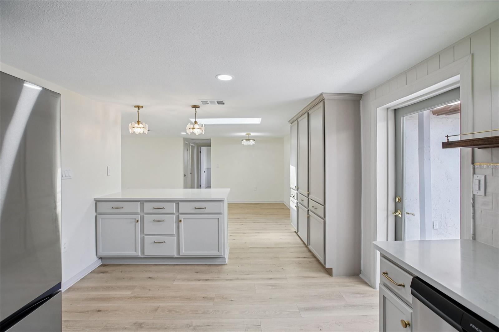 Image 18 of 44 For 5753 10th Avenue