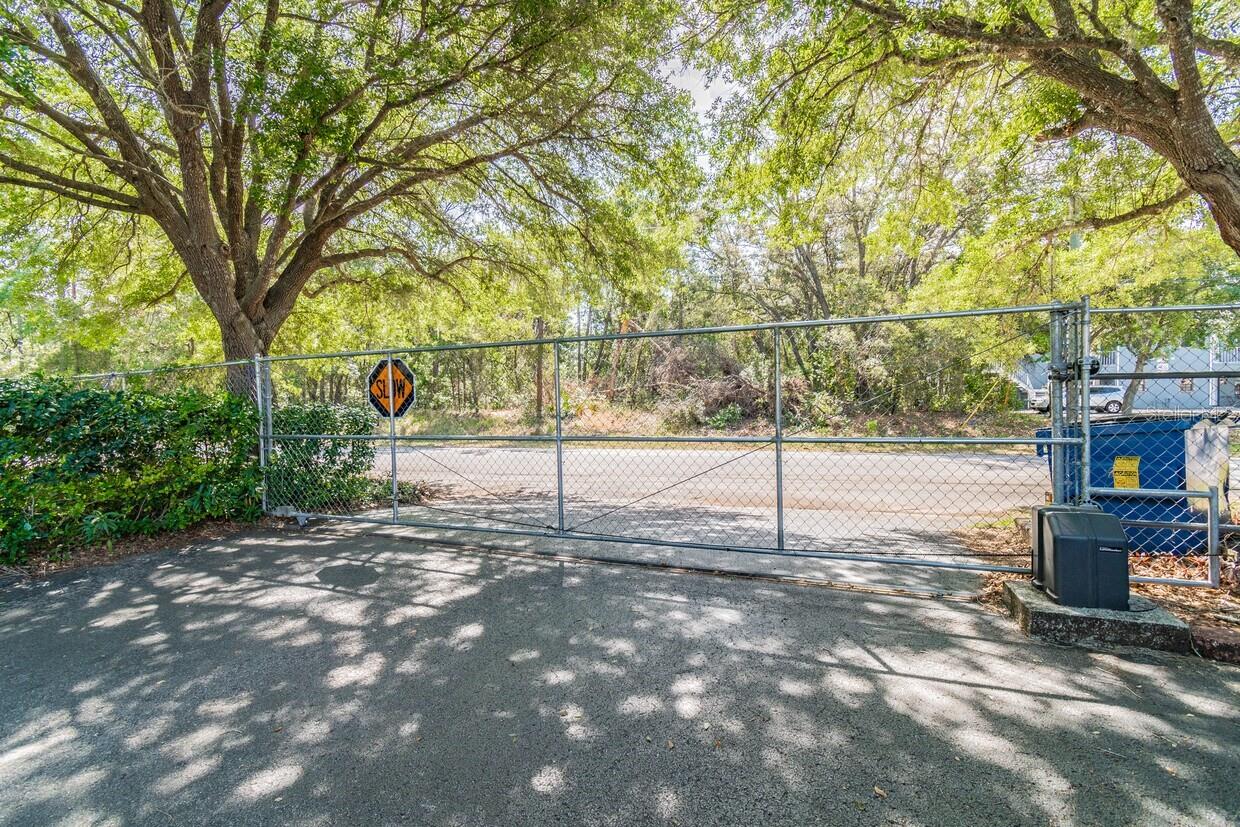 Listing photo id 9 for 4407 Millwood Road