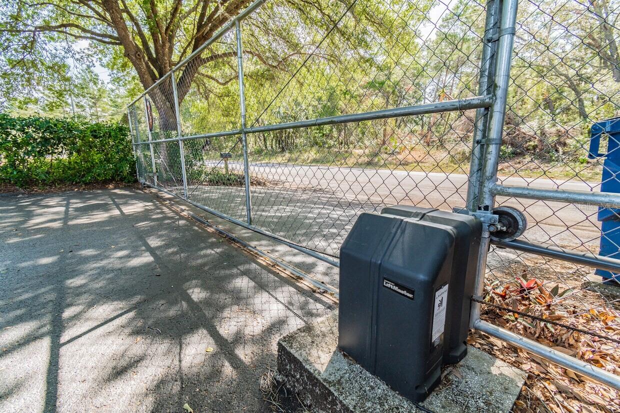 Listing photo id 10 for 4407 Millwood Road