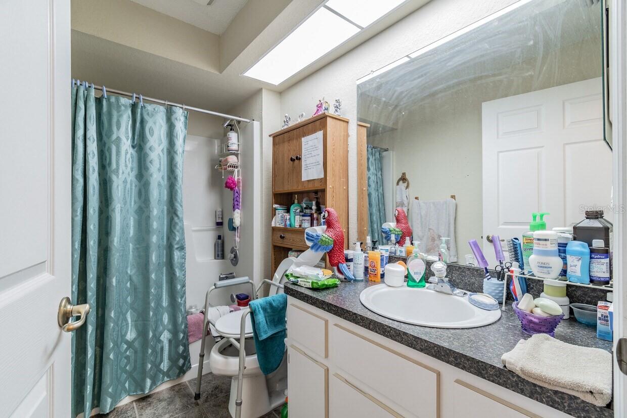 Listing photo id 17 for 4407 Millwood Road