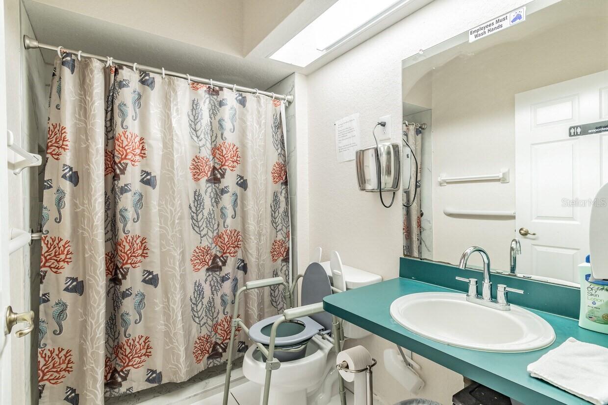 Listing photo id 45 for 4407 Millwood Road