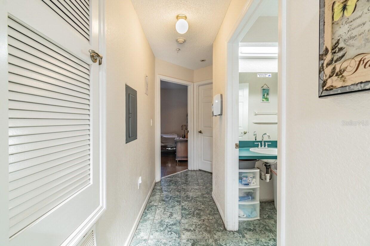 Listing photo id 52 for 4407 Millwood Road