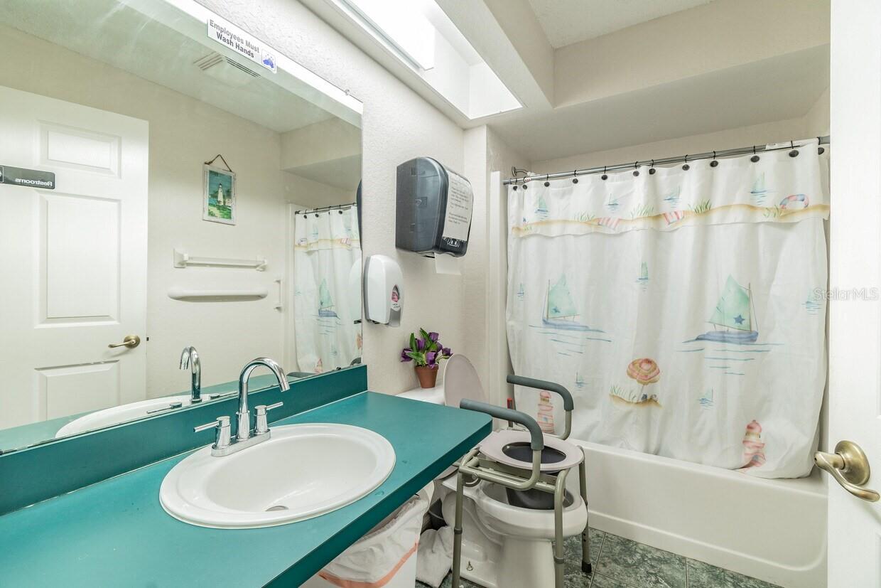 Listing photo id 53 for 4407 Millwood Road