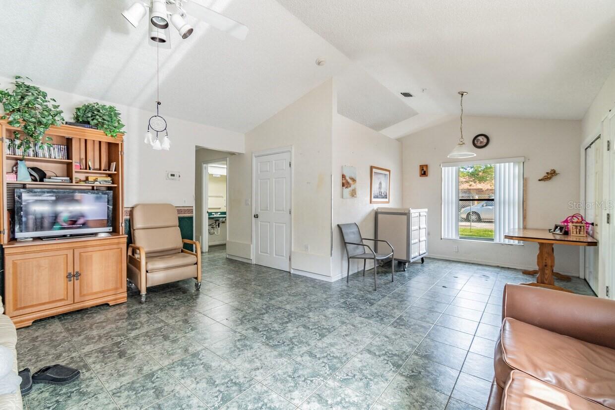 Listing photo id 58 for 4407 Millwood Road