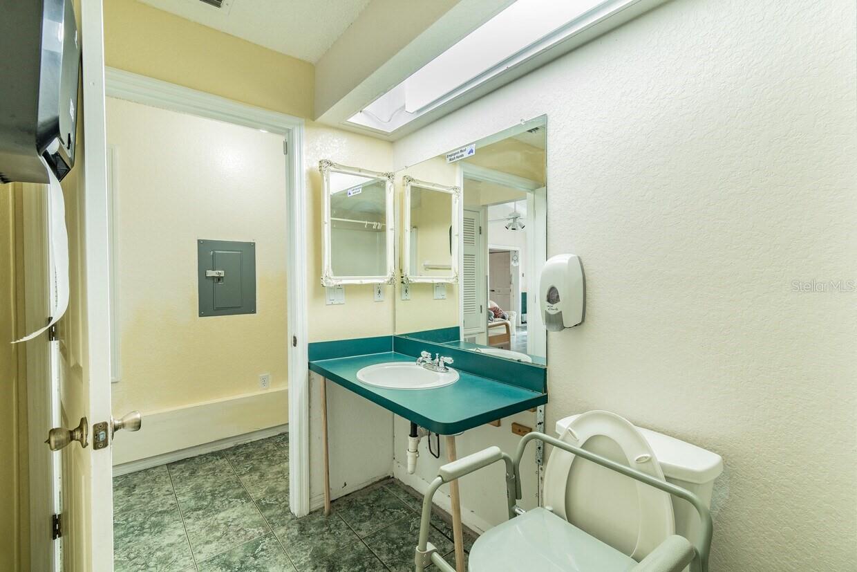 Listing photo id 62 for 4407 Millwood Road