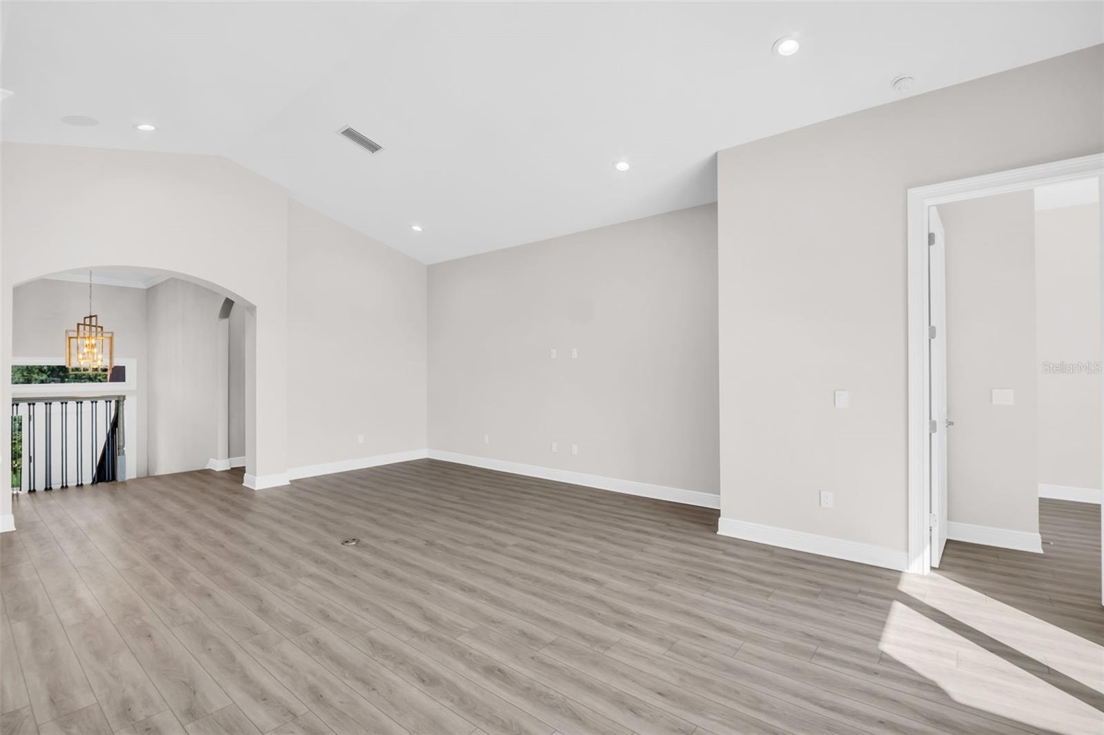 Listing photo id 14 for 11 Franklin Court S C