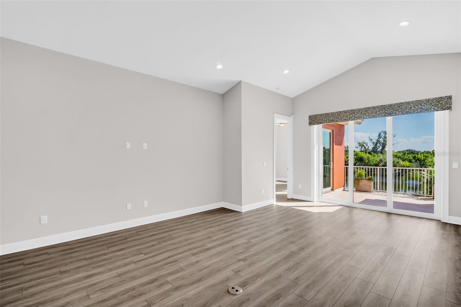 Listing photo id 26 for 11 Franklin Court S C