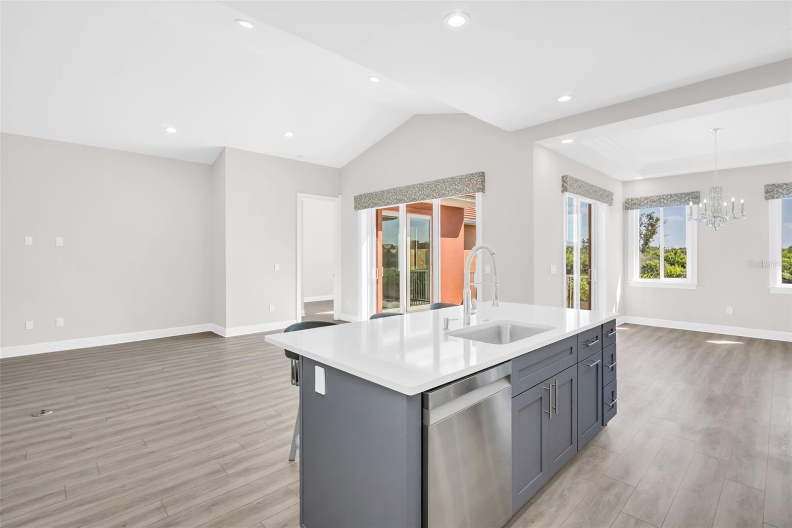 Listing photo id 32 for 11 Franklin Court S C