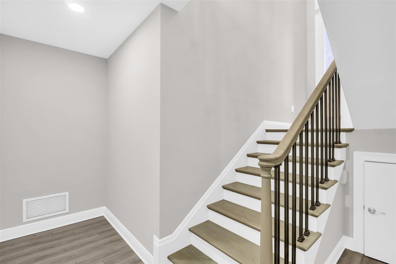 Listing photo id 38 for 11 Franklin Court S C